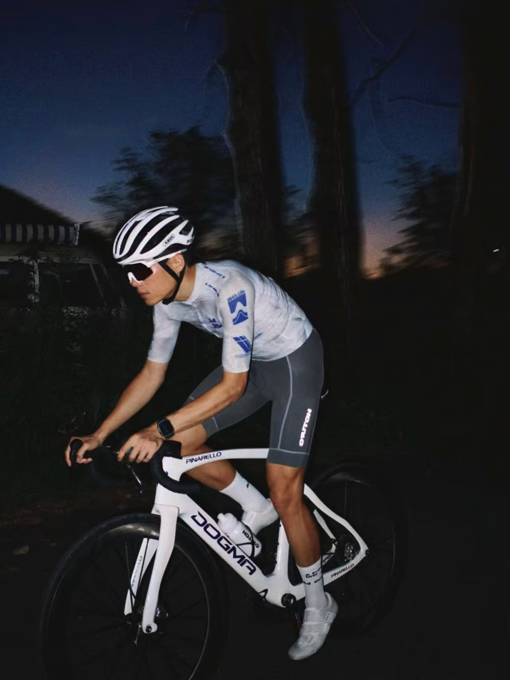 25 MEN’S TEAM JERSEY.3