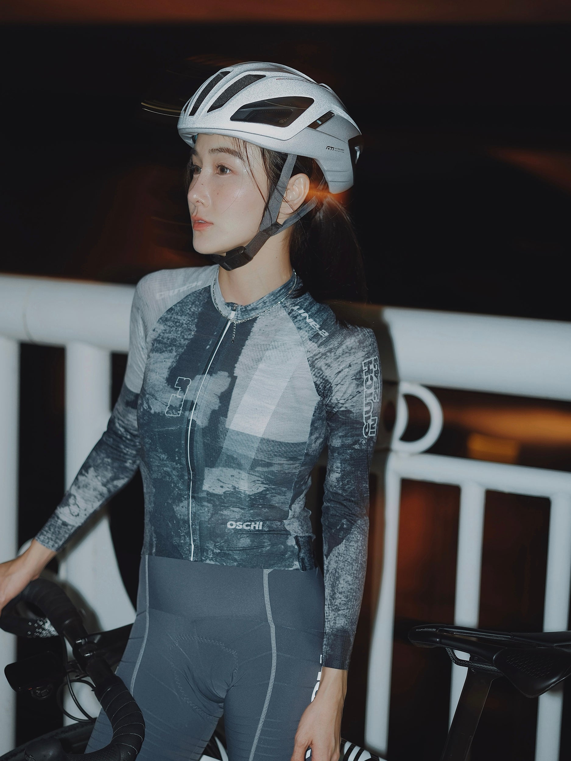 25 B&W NATURALELEMENTS WOMEN’S LONG SLEEVE JERSEY